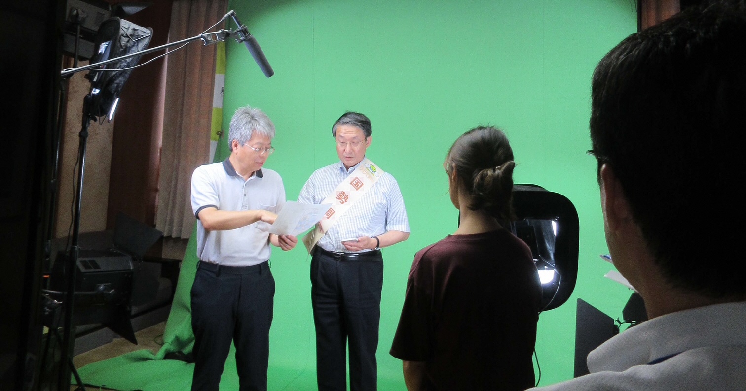 平井知事の打合せ中の写真