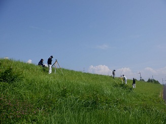 天神川での測量の様子