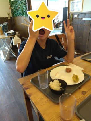 料理を食べる