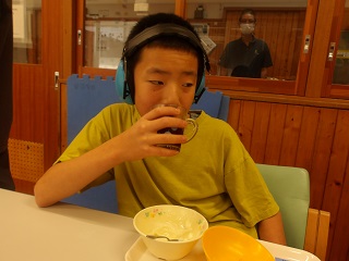 お茶を飲む児童