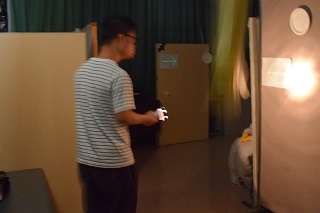 懐中電灯を片手に歩く児童