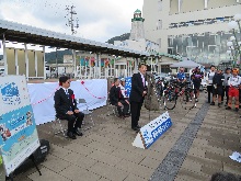 JR境港駅における「鳥取うみなみロード」ロゴマーク看板設置セレモニー1