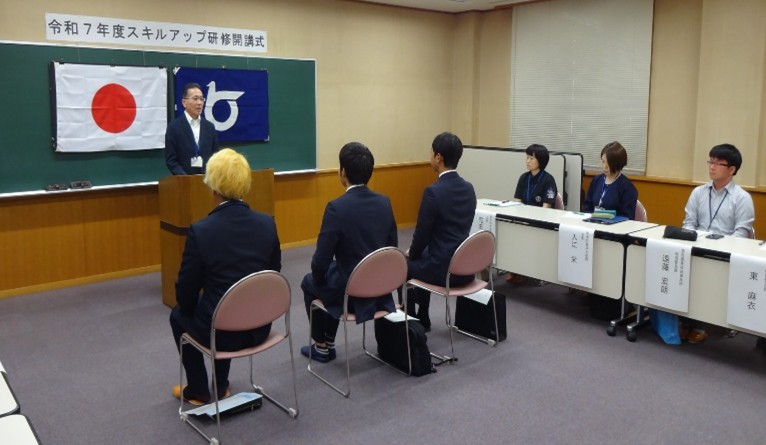 校長挨拶の様子です。研修生に向けて激励の言葉を贈っています。