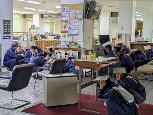 避難姿勢を取っている状況