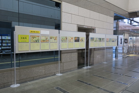 図書館との共通通路の展示風景（国策紙芝居）