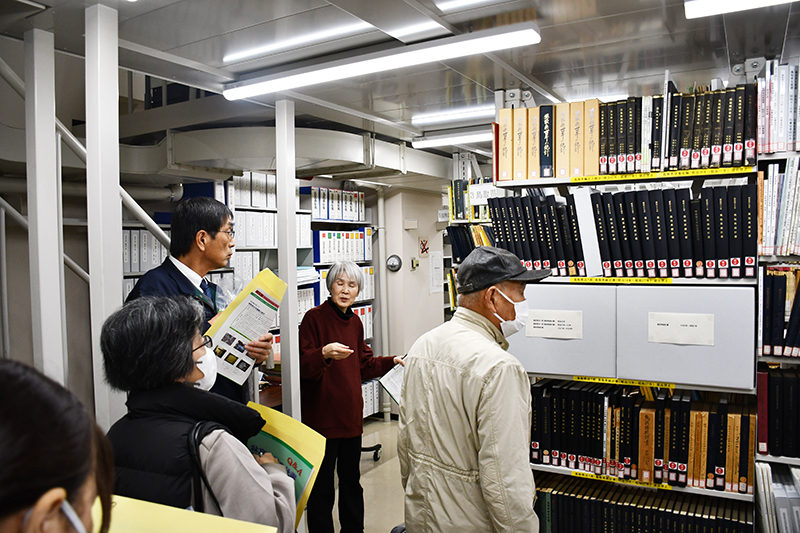 書庫内の説明の様子