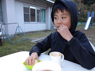 メロンパンに手を伸ばす児童