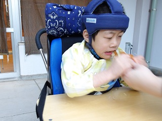 勢いよくせんべいを食べる児童