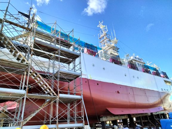 ドック中の石川県漁業調査指導船白山丸