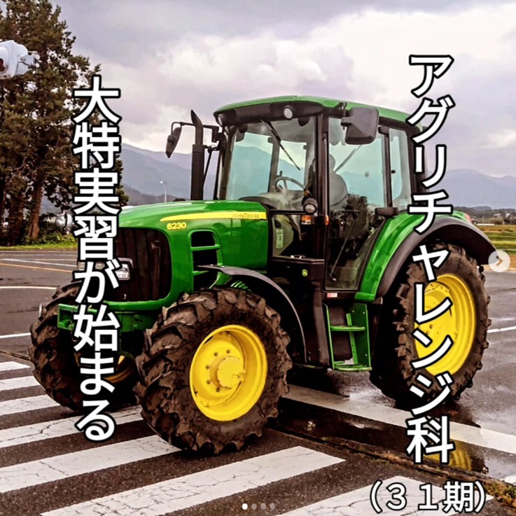 大型特殊免許の訓練です。大型のトラクターが写っています。