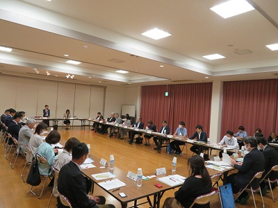 出前県議会の様子