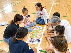  防災体験キャンプでのカードゲームの様子