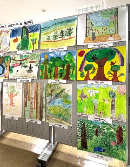 森の作文・絵画コンクールパネル展示の写真３