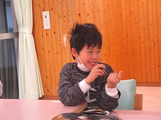 笑顔でホットケーキを食べる児童