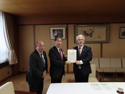 提言書手交時の写真