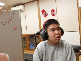 雪だるまのカチューシャを付けた児童