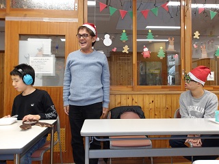 乾杯のあいさつをする保育士長