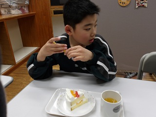 フルーツケーキを前にした児童