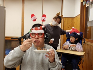 クリスマスのカチューシャと眼鏡を付けた児童