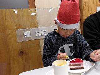 いちごのムースケーキを食べる児童