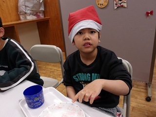 ケーキを指さす児童