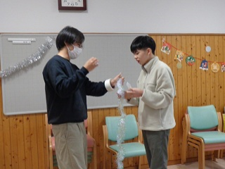 飾り付ける児童と職員