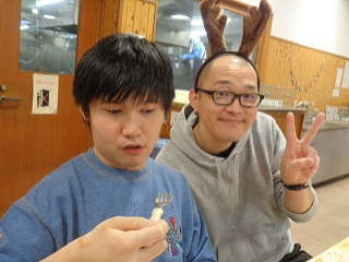 トナカイのカチューシャを付けた職員と児童