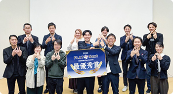 表彰式での池田晴介さんの写真