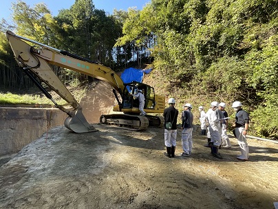 現場見学会でICT重機を確認している様子