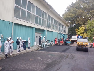 舗装実習の様子