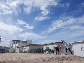 校内での測量訓練の様子
