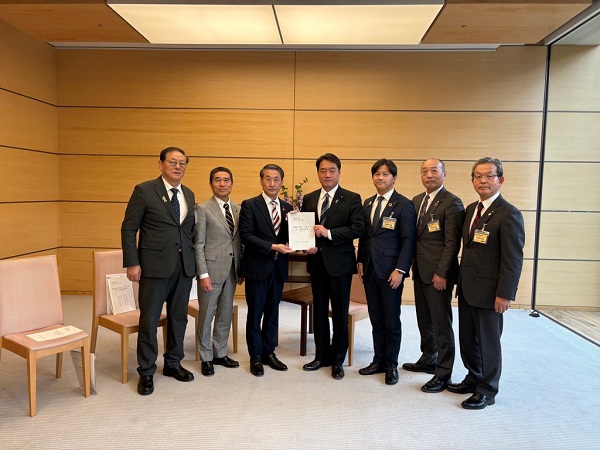 尾﨑内閣官房副長官