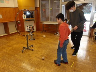 的にボールを投げる児童