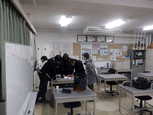 訓練生同士が相談している様子