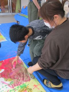 絵の具を重ね塗りする児童