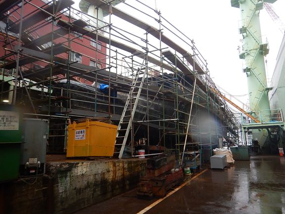 建造中の島根県漁業試験船島根丸（船首側）