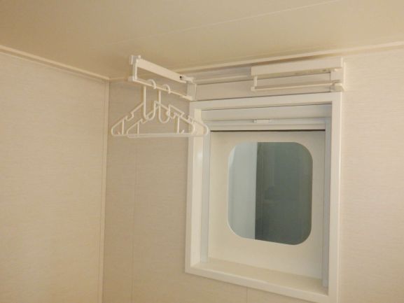 窓辺の洗濯物干し