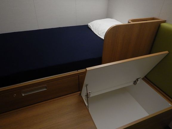 ベットへの階段兼収納兼ベンチ