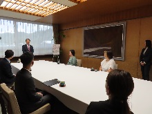 県内クリエイターによる制作ポスター贈呈式1