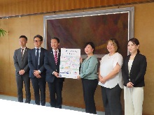 県内クリエイターによる制作ポスター贈呈式2