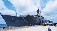 海上自衛隊の輸送艦しもきたの写真