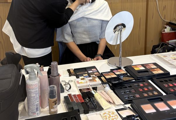 婚活プロフィール写真撮影会でのメイクレッスン写真