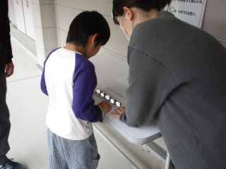 投票用紙に記入している写真
