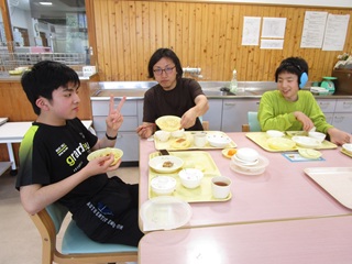 会食中の男子児童と職員
