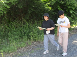 園内を散策する児童と職員