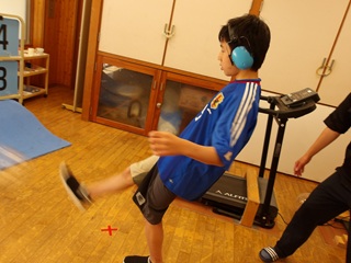 ターゲットに向かってボールを蹴る児童