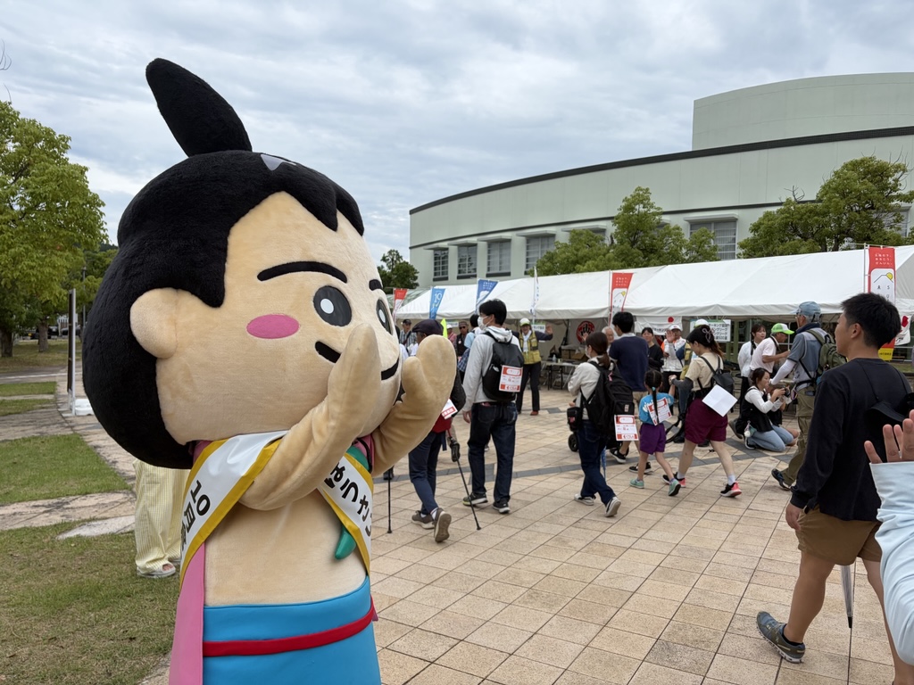 お見送りをするあおやかみじろう