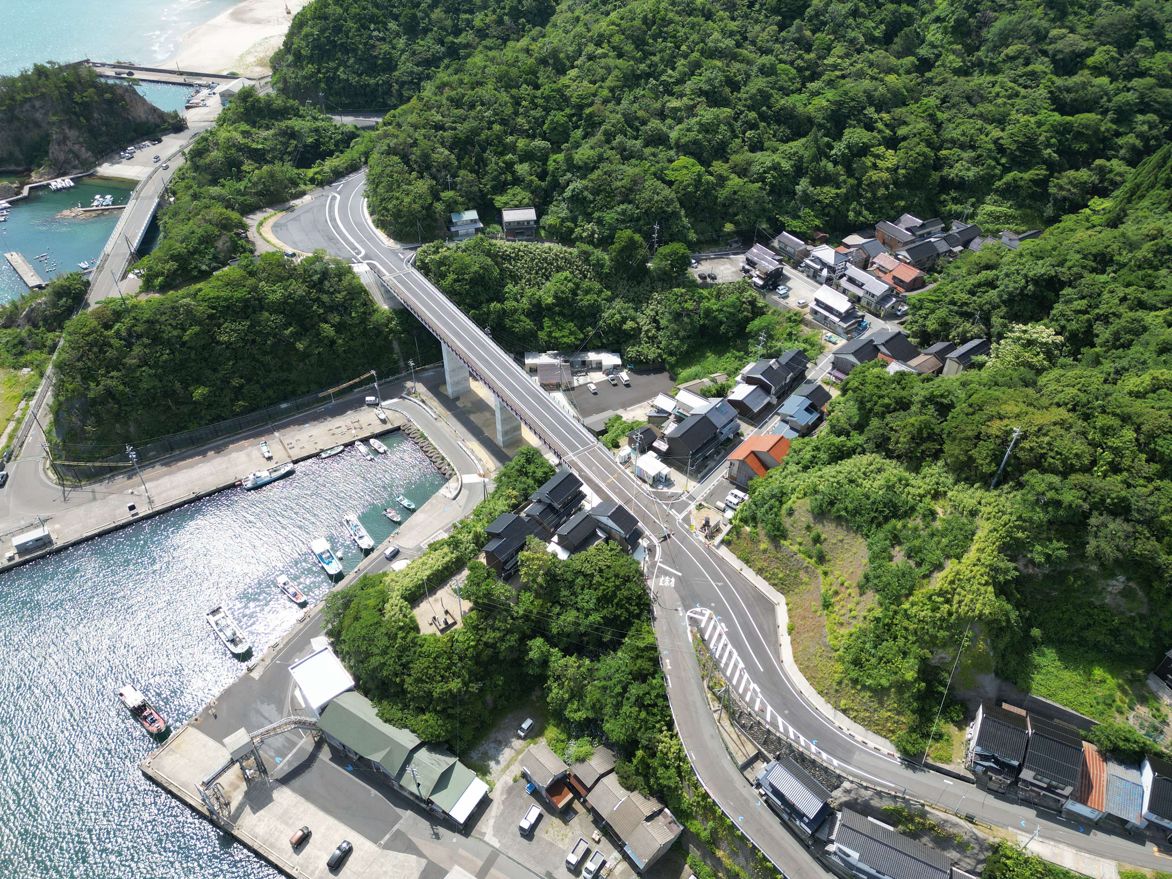 いさりび橋を上空から見た写真