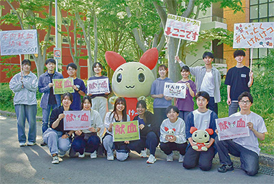 鳥取大学献血推進サークル白うさぎのメンバーの写真（県政だより7月号の表紙）