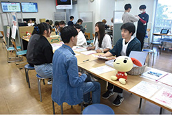 受付で手続きや説明をしている様子